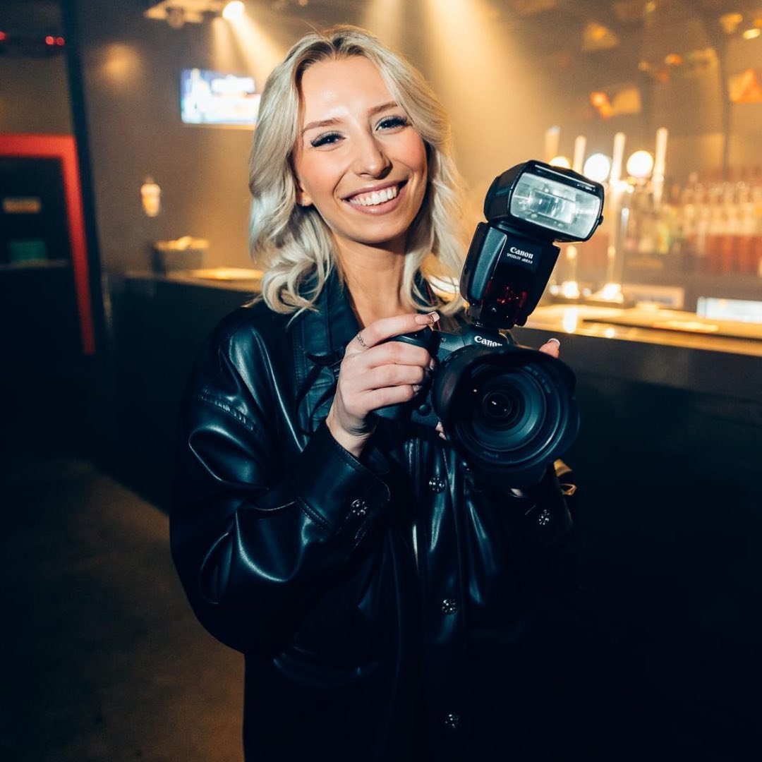 Izzy Ferguson with her Camera Izzy Ferguson, Fashion Photographer in Hampshire